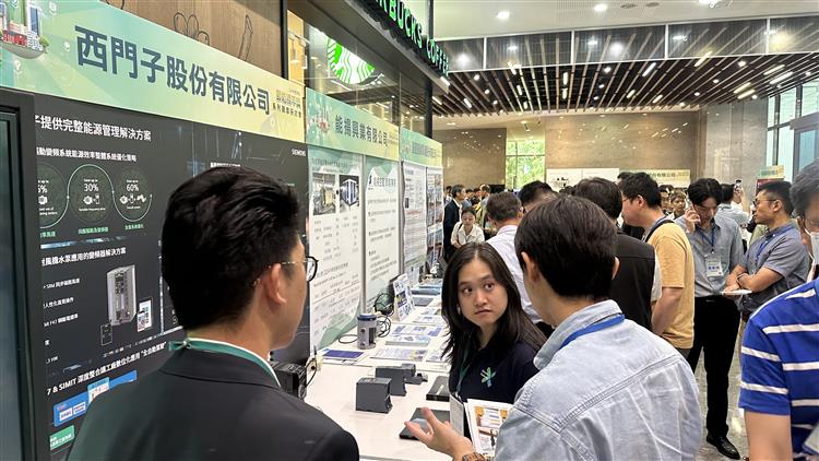 另開視窗，連結到節能標竿獎觀摩會前進日月光半導體，場外展示 ESCO 專業輔導，推廣節能策略，獲得熱烈迴響。(jpg檔)