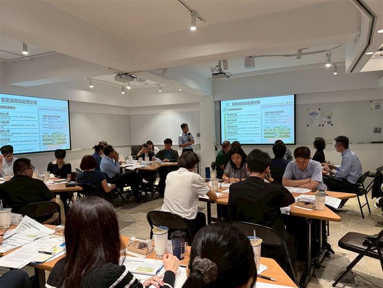 另開視窗，連結到太陽光電減碳旗艦行動計畫社會溝通於5月19日辦理，邀集政府單位、光電產業、養殖產業及公民團體各方代表與會。(jpg檔)