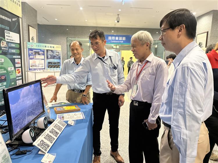 另開視窗，連結到「ESCO協會楊秉純理事長與各業者熱絡交流」(jpg檔)