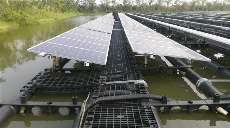 另開視窗，連結到圖說：浮式太陽光電浮台、浮台腳踏板與太陽光電模組示意圖(非本案)。(jpg檔)