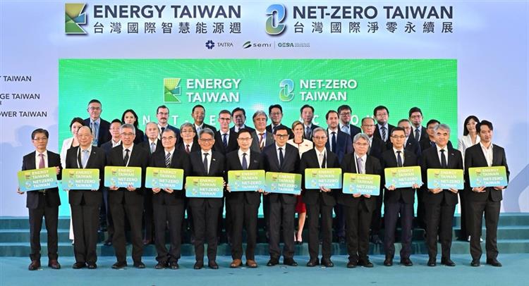 另開視窗，連結到2025台灣國際智慧能源週與台灣國際淨零永續展開幕儀式合影(jpg檔)
