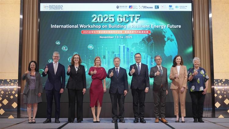 另開視窗，連結到各國代表合影，由左至右為翁素真、馮國斌(澳)、梁凱雯(美)、包瓊郁(英)、龔明鑫、陳明祺、柿澤未知(日)、何曼麗(加)及Kerry Schott(澳)(jpg檔)