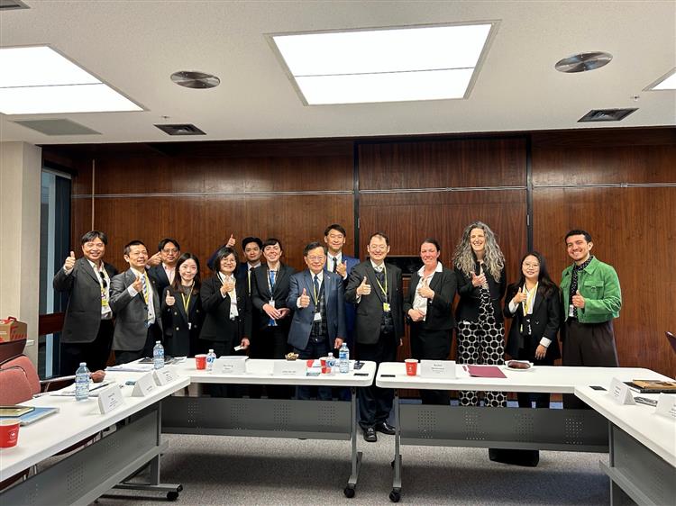 另開視窗，連結到圖說：經濟部能源署署長吳志偉（右五）、加拿大自然資源部戰略政策與創新部門國際事務署署長 Rachel McCormick（右四）及雙方代表於「臺加能源工作小組會議」合影。(jpg檔)
