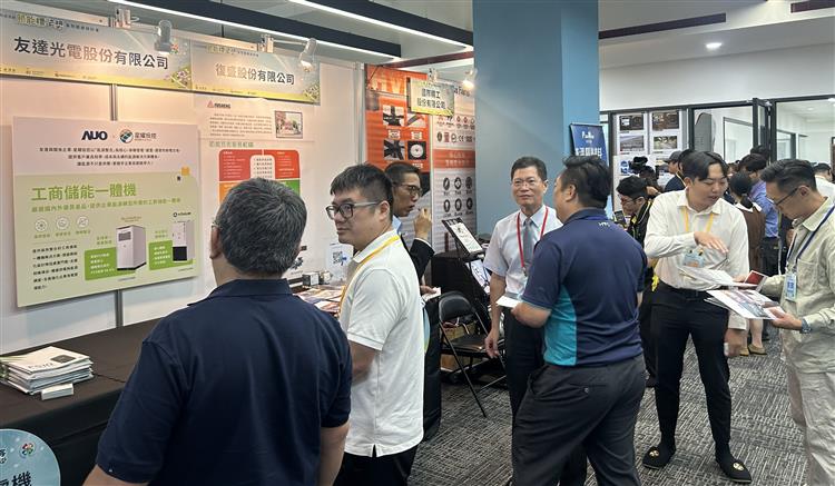 另開視窗，連結到圖說2  ESCO廠商與來賓交流節能解決方案現場氣氛熱絡(jpg檔)