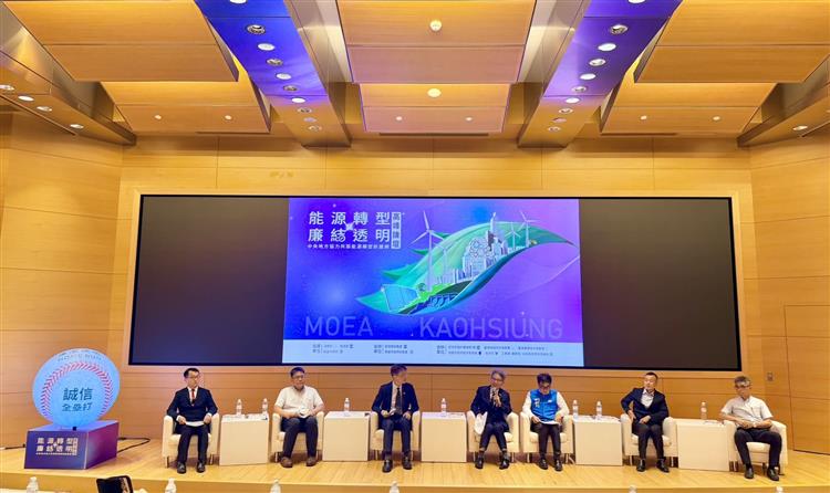 能源轉型 廉《結》透明高峰論壇由本部賴次長主持，針對地方政府推動所遭遇之議題邀集中央機關、地方政府及台電公司進行討論。