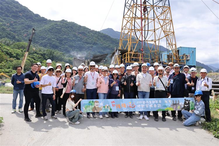 新聞稿圖說1: 經濟部次長賴建信（前排中）率金融業者參訪臺東地熱案場