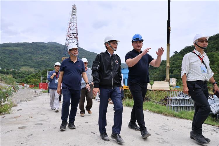 新聞稿圖說2 :業者現場說明地熱案場開發配置 