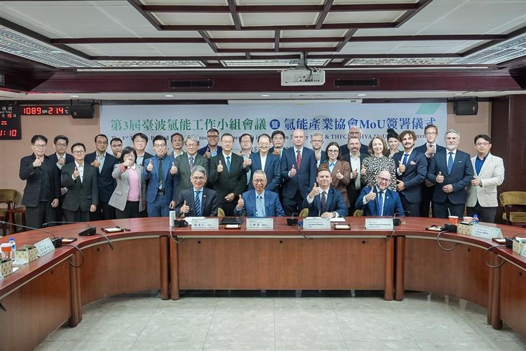 圖說：經濟部次長賴建信 (前排左一)、波蘭能源部次長 Piotr Paweł Masłowski (前排右一) 共同主持會議，並見證雙方氫能產業協會簽署合作備忘錄。